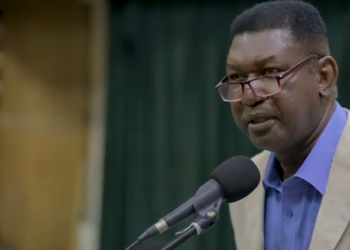 Armand Zunder 3 “Ik denk niet dat de Surinaamse samenleving voorbereid is hierop. Dus men loopt een groot risico dat deze excuses niet geaccepteerd zullen worden”, zegt voorzitter Armand Zunder van de Nationale Reparatie Commissie Suriname (NRCS) over de spijtbetuiging die premier Mark Rutte, op 19 december zal bieden aan Suriname voor het slavernijverleden.