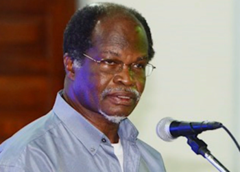 August Boldewijn 2 Suriname moet naar het Internationaal Gerechtshof in de kwestie van het betwist Tigrigebied. "Discussies en confrontaties met buurland Guyana zijn niet belangrijk meer", zegt bestuurskundige August Boldewijn.