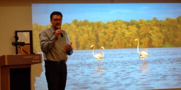 Axel Schmiegelow "Suriname is echt een groen juweel van het Amazonegebied", zegt Axel Schmiegelow, directeur van reisagentschap iTravel. Zijn bedrijf, dat vooral zijn diensten en toeristische producten aanbiedt in Duitsland, is van mening dat als toeristen naar Suriname komen ze de volle pond moeten betalen voor de ervaring. “Als Suriname werkelijk wil verdienen aan het toerisme dan moeten de Europese toeristen de werkelijke kosten van jullie natuur en diensten betalen”, zegt Schmiegelow maandag 2 mei tijdens de Friends of Green Suriname (FOGS) presentatie. Schmiegelow zijn bezoek aan Suriname is in het kader van zijn ontmoeting met Conservation International, tijdens de NOAH-conferentie in Zürich.