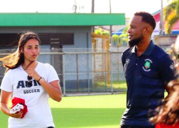 BEHARIE MET FRANKEL 30 MAART 2022 scaled Jennifer Beharie, de nieuwe aanwinst van Natio Uma, de nationale senioren vrouwenvoetbalselectie van Suriname, zal vandaag, vrijdag, haar eerste training doen. Zij kwam dinsdagavond, 29 maart 2022, aan in Paramaribo vanuit de VS, waar ze studeert. Zij maakte woensdag kennis met een deel van de selectie, maar kon niet meetrainen omdat zij, buiten haar schuld, geen voetbalschoenen bij zich had.