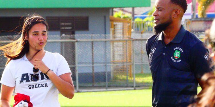 Beharie Natio Uma’s nieuwste diaspora-aanwinst aangekomen uit VS 1 BEHARIE MET FRANKEL 30 MAART 2022 scaled Jennifer Beharie, de nieuwe aanwinst van Natio Uma, de nationale senioren vrouwenvoetbalselectie van Suriname, zal vandaag, vrijdag, haar eerste training doen. Zij kwam dinsdagavond, 29 maart 2022, aan in Paramaribo vanuit de VS, waar ze studeert. Zij maakte woensdag kennis met een deel van de selectie, maar kon niet meetrainen omdat zij, buiten haar schuld, geen voetbalschoenen bij zich had.
