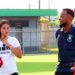BEHARIE MET FRANKEL 30 MAART 2022 scaled Jennifer Beharie, de nieuwe aanwinst van Natio Uma, de nationale senioren vrouwenvoetbalselectie van Suriname, zal vandaag, vrijdag, haar eerste training doen. Zij kwam dinsdagavond, 29 maart 2022, aan in Paramaribo vanuit de VS, waar ze studeert. Zij maakte woensdag kennis met een deel van de selectie, maar kon niet meetrainen omdat zij, buiten haar schuld, geen voetbalschoenen bij zich had.