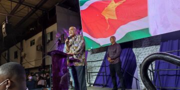 Bouta toespraak26feb22 NDP- voorzitter Desi Bouterse heeft zaterdag tijdens de protestmanifestatie van de paarse partij in Ocer gesteld dat hij zich heeft neergelegd bij de keuze van de afgelopen verkiezingen in 2020. De voorzitter zegt dat hij de keuze van het volk respecteert, maar zich zorgen maakt, omdat het momenteel heel slecht gaat in Suriname. Bouterse stelt dat het een hartverscheurende situatie is die zich aan het ontwikkelen is in het land. Hij merkt op dat de  manifestatie een ‘wake-up call’ is voor de regering om te laten zien dat het volk de situatie beu is. De ex-president zegt dat de economische crisis niet gezond is voor het volk.