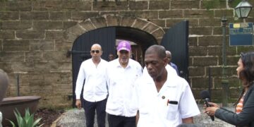 Bouterse 1 Advocaat van de hoofdverdachte, Irvin Kanhai, wraakte op 16 december rechter Kamperveen, omdat hij van mening was dat er getwijfeld moest worden aan diens onpartijdigheid. Kolonel Dennis Kamperveen, militaire rechter, is volgens Kanhai een bloedverwant van Andre Kamperveen, een van de geëxecuteerden op 8 december 1982.