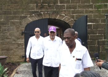 Bouterse 2 Ook in hoger beroep is er zojuist 20 jaar gevangenisstraf geëist tegen Desi Bouterse voor moord. Tegelijkertijd beval Waarnemend Procureur-Generaal (pg) Carmen Rasam, gevangenneming tegen Bouterse.