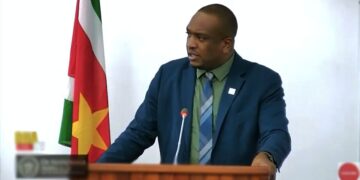 Bouva DNA “Suriname kan het Las Vegas zijn van het Caraïbisch Gebied en Latijns-Amerika, omdat we al 20 casino’s hier hebben en straks komen er nog meer”, zei DNA-lid Melvin Bouva donderdag in het parlement tijdens de behandeling van de Wet Casinowezen.