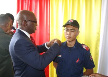Brandweerfunctionarissen bevorderd 1 scaled Op Internationale Dag van de Brandweer, op woensdag 4 mei, werden 141 brandweerfunctionarissen bevorderd tot hoofdbrandwacht. Dit is de hoogste rangorde op manschappenniveau.