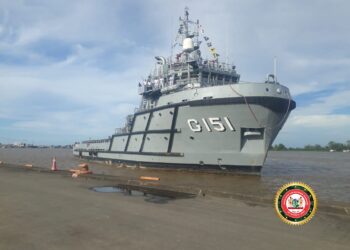 Braziliaans marineschip Iguatemi bezoekt Suriname1 Militairen van Suriname (Marine) en Brazilië wisselen momenteel kennis en ervaringen uit op het marineschip Iguatemi. Het Braziliaanse vaartuig is hiervoor speciaal op woensdag 27 april afgemeerd in de Nieuwe Haven van Paramaribo. Dit bezoek is in verband met de jaarlijkse Caribbean Exercise (Caribex), een maritieme oefening welke in het Caribisch gebied wordt uitgevoerd door de Braziliaanse marine. Een schip van de Surinaamse Kustwacht, met marinepersoneel aan boord, zal samen met het Braziliaanse marineschip een Passage Exercise uitvoeren bij de monding van de Surinamerivier en in de territoriale wateren. Hierdoor wordt de bilaterale samenwerking tussen de legers van beide landen verder uitgediept. Suriname heeft regionale en internationale partners op het gebied van defensie en veiligheid. De Federale Republiek Brazilië is een van de partners met wie er een goede bilaterale samenwerking is. Het Braziliaanse marineschip Iguatemi is het tweede schip uit het zuiderbuurland dat ons land binnen een jaar aandoet. In augustus vorig jaar had ons land reeds bezoek van het schip Bocaina. Het schip Iguatemi vertrekt weer op 2 mei.