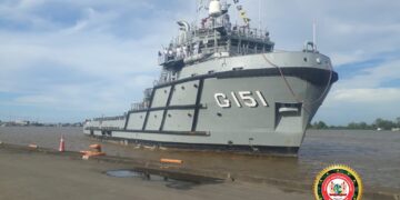 Braziliaans marineschip Iguatemi bezoekt Suriname1 Militairen van Suriname (Marine) en Brazilië wisselen momenteel kennis en ervaringen uit op het marineschip Iguatemi. Het Braziliaanse vaartuig is hiervoor speciaal op woensdag 27 april afgemeerd in de Nieuwe Haven van Paramaribo. Dit bezoek is in verband met de jaarlijkse Caribbean Exercise (Caribex), een maritieme oefening welke in het Caribisch gebied wordt uitgevoerd door de Braziliaanse marine. Een schip van de Surinaamse Kustwacht, met marinepersoneel aan boord, zal samen met het Braziliaanse marineschip een Passage Exercise uitvoeren bij de monding van de Surinamerivier en in de territoriale wateren. Hierdoor wordt de bilaterale samenwerking tussen de legers van beide landen verder uitgediept. Suriname heeft regionale en internationale partners op het gebied van defensie en veiligheid. De Federale Republiek Brazilië is een van de partners met wie er een goede bilaterale samenwerking is. Het Braziliaanse marineschip Iguatemi is het tweede schip uit het zuiderbuurland dat ons land binnen een jaar aandoet. In augustus vorig jaar had ons land reeds bezoek van het schip Bocaina. Het schip Iguatemi vertrekt weer op 2 mei.