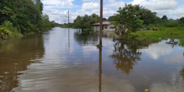 Wateroverlast Suriname rivier maakt Brokopondo bewoners radeloos