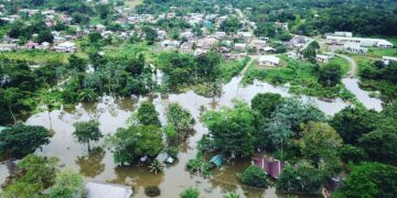 Brokopondo blank CGB 2 Bewoners van de onder water gelopen gebieden in Brokopondo vragen dringende aandacht voor de problemen waarmee zij sinds kort geleden worden geconfronteerd. Het verzoek werd gedaan aan een delegatie van A20, Amazone Partij, DOE, HVB en PALU. De delegatie van deze buitenparlementaire politieke partijen bracht een oriënterend bezoek aan de getroffen gebieden en dorpen, uit solidariteit met de aldaar wonende Surinamers. De bewoners waren ingenomen met de meegenomen flessen aan drinkwater, omdat daar momenteel dringende behoefte aan is.