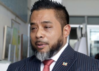Bronto Somohardjo 2 Zeker 1000 ambtenaren willen het overheidsapparaat vrijwillig verlaten. Dit zegt minister Bronto Somohardjo van Binnenlandse Zaken.