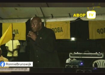 Brunswijk web 1 De Algemene Bevrijdings- en Ontwikkelingspartij (ABOP) heeft zaterdagavond een aantal nieuwe leden verwelkomd tot de partij tijdens de meet and greet te Welgelegen. “Ik ben blij dat jullie het vertrouwen hebben gezet in deze partij”, zei partijvoorzitter Ronnie Brunswijk.