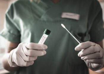 CV Testing Volksgezondheid is op basis van de epidemiologische ontwikkelingen gestart met de uitfasering van Covid-19 en de maatregelen zijn langzamerhand afgebouwd. Echter, het risico voor  toename van het aantal  besmettingen zal altijd aanwezig zijn als de normalisatie van activiteiten van de samenleving een feit is.