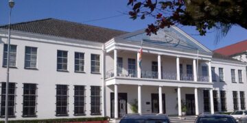 Centrale Bank van Suriname 3 “Tot nu toe is er gezamelijk aan aflossingen en rentes in totaal USD 50 miljoen terugbetaald van de kasreservemiddelen aan de banken”, zei minister Armand Achaibersing van Financiën en Planning dinsdag in De Nationale Assemblee tijdens de behandeling van de Centrale Bankwet 2022.