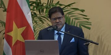 Chan “Er is afgesproken dat we doorgaan met het beleid dat wij aan het begin van deze regering hebben besproken”, zegt president Chandrikapersad Santokhi over het wijzigen van het kiesstelsel in gesprek met enkele media.