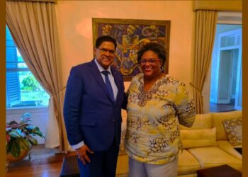 Chan Mottley Op uitnodiging van de Barbadiaanse premier Mia Mottley zijn president Chandrikapersad Santokhi en minister van Buitenlandse Zaken, International Business en Internationale Samenwerking, dinsdag 19 april vertrokken naar Barbados. De president is uitgenodigd door premier Motley om te participeren in  het De-risking and Correspondent Banking Congress. Tijdens deze bijeenkomst zullen deelnemers zich buigen over de uitdagingen, waarmee de kleine landen in de regio te kampen hebben op het gebied van De-risking en correspondent banking.