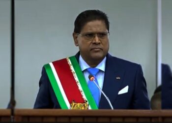 Chan jaarrede web 1 De Centrale Landsaccountantsdienst (CLAD) heeft hierin een verantwoordelijkheid en rol opdat Suriname zijn financiële huishouding goed onder controle kan houden en de middelen efficiënter inzet. De CLAD zal de nieuwe uitdagingen die deze situatie met zich meebrengt niet uit de weg moeten gaan, ook niet de uitdagingen dat andere instanties buiten de regering, overheid en parastatalen een beroep op de interne landsaccountant kunnen doen.