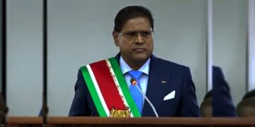 Chan jaarrede web 1 De Centrale Landsaccountantsdienst (CLAD) heeft hierin een verantwoordelijkheid en rol opdat Suriname zijn financiële huishouding goed onder controle kan houden en de middelen efficiënter inzet. De CLAD zal de nieuwe uitdagingen die deze situatie met zich meebrengt niet uit de weg moeten gaan, ook niet de uitdagingen dat andere instanties buiten de regering, overheid en parastatalen een beroep op de interne landsaccountant kunnen doen.