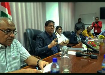 Chan persmoment Nickerie web President Chandrikapersad Santokhi staat erop dat de Wet Grondconversie binnenkort wordt aangenomen. “Deze wet staat nog steeds op de agenda en er is al afgestemd met de politieke leiders.