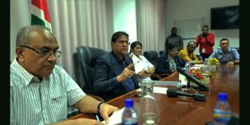 Chan persmoment Nickerie web President Chandrikapersad Santokhi staat erop dat de Wet Grondconversie binnenkort wordt aangenomen. “Deze wet staat nog steeds op de agenda en er is al afgestemd met de politieke leiders.