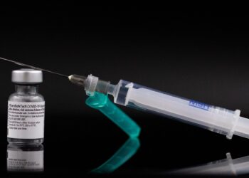 Covid19 vaccine biontech pfizer 2 scaled Het ziet er naar uit dat er weer eens vliegrestricties in verschillende landen zullen komen binnenkort. Er is een nieuwe variant van Covid-19 opgedoken in Zuid-Afrika, Botswana en Hong Kong. Volgens wetenschappers is deze variant gevaarlijker dan de vooralsnog dominerende deltavariant.