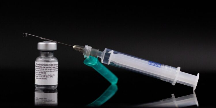 Covid19 vaccine biontech pfizer 2 scaled Het ziet er naar uit dat er weer eens vliegrestricties in verschillende landen zullen komen binnenkort. Er is een nieuwe variant van Covid-19 opgedoken in Zuid-Afrika, Botswana en Hong Kong. Volgens wetenschappers is deze variant gevaarlijker dan de vooralsnog dominerende deltavariant.