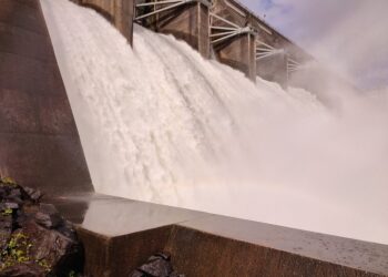 DJI 20220521 094821 249 scaled De EAS zal dit onderzoeksproces coördineren om erop toe te zien, dat de relevante processen worden doorgelicht en er een kwalitatief onderzoek wordt uitgevoerd. Energiezekerheid en duurzaamheid zijn belangrijke uitgangspunten voor de EAS om ervoor te zorgen dat op economisch, sociaal, maatschappelijk, milieu- en gezondheidsniveau, ons land betere processen inricht die op langere termijn bijdragen aan onze toekomstperspectieven voor groei en ontwikkeling