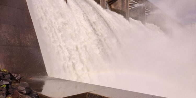 EAS trekt ingenieursbureau Worley aan voor onafhankelijk onderzoek Brokopondo-waterkrachtcentrale 1 DJI 20220521 094821 249 scaled De EAS zal dit onderzoeksproces coördineren om erop toe te zien, dat de relevante processen worden doorgelicht en er een kwalitatief onderzoek wordt uitgevoerd. Energiezekerheid en duurzaamheid zijn belangrijke uitgangspunten voor de EAS om ervoor te zorgen dat op economisch, sociaal, maatschappelijk, milieu- en gezondheidsniveau, ons land betere processen inricht die op langere termijn bijdragen aan onze toekomstperspectieven voor groei en ontwikkeling