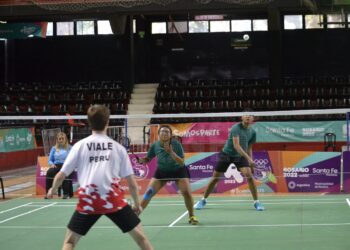 DSC0352 scaled De badmintonspelers Miracle Abdillah en Rivano Bisphan hebben voor de tweede keer hun meerdere moeten erkennen in de Peruvianen Adriano Viale en Rafaela Munar. Suriname verloor zaterdag in de halve finale van het gemenddubbel in twee sets (6-21 en 7-21) en eindigde hierdoor op de derde plaats bij de derde Zuid-Amerikaanse Jeugdspelen.