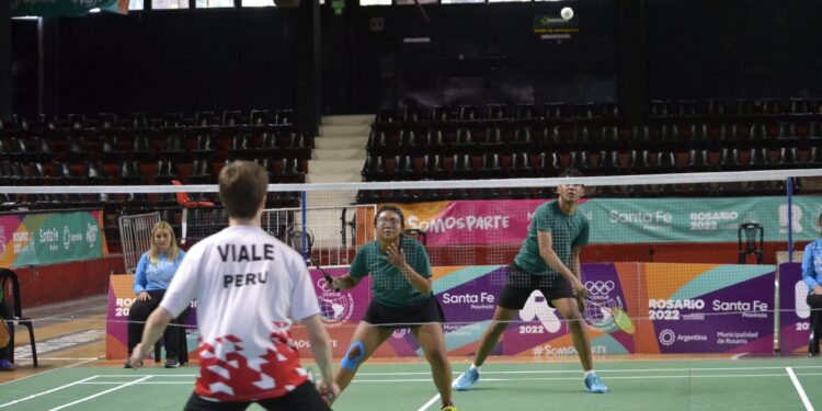 Servicefouten kosten Suriname finaleplek 1 DSC0352 scaled De badmintonspelers Miracle Abdillah en Rivano Bisphan hebben voor de tweede keer hun meerdere moeten erkennen in de Peruvianen Adriano Viale en Rafaela Munar. Suriname verloor zaterdag in de halve finale van het gemenddubbel in twee sets (6-21 en 7-21) en eindigde hierdoor op de derde plaats bij de derde Zuid-Amerikaanse Jeugdspelen.
