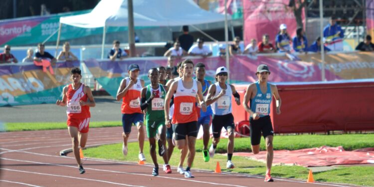 Trainer Clarke: “Koorndijk yu bigi” 1 DSC0396 scaled Jeffelou Koorndijk heeft zijn droom werkelijkheid gemaakt, door op de 800 meter beneden de twee minuten te lopen. Zaterdag in het Estadio Municipal eindigde de Surinaamse atleet op de derde Zuid-Amerikaanse Jeugdspelen op de zesde plaats met een tijd van 1.59.21. De Uruguayaan Gonzalo Pereyra werd winnaar met een tijd van 1.52.98.
