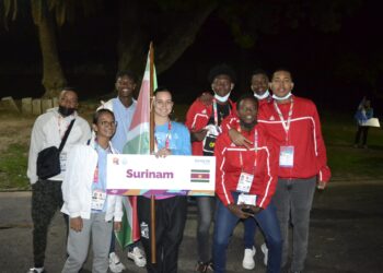 DSC9431 scaled Door het aansteken van het vuur is donderdagavond officieel de derde Zuid-Amerikaanse Jeugdspelen geopend. Kaelyn Djoparto en Jonovan Wijngaarde waren de Surinaamse vlaggendragers bij de traditionele parade. Historisch, was de openingsceremonie die donderdag plaatsvond in het hart van Parque Independencia. De stad opende haar deuren voor het mega-internationale evenement, georganiseerd door de Zuid-Amerikaanse Sportorganisatie (Odesur) met een indrukwekkend feest, met een duidelijke Rosario-opdruk. Het had als ankerpunt de dansende wateren van het meer, een iconische sector die zich in het Parque Único Suramericano bevindt, waar 2500 atleten tussen 14 en 18 jaar, uit vijftien landen strijden in 26 disciplines. De openingsceremonie begon met de traditionele parade van delegaties. Aruba, Bolivia, Brazilië, Chili, Colombia, Curaçao, Ecuador, Guyana, Panama, Paraguay, Peru, Suriname, Uruguay, Venezuela en tenslotte Argentinië als gastland, namen deel aan de parade. Toen zong de Rosario-zangeres Juana Piazza het volkslied om de nationale vlag te hijsen. Het Olympische volkslied werd gespeeld en de Odesur en Olympische vlaggen werden gehesen. De openingsshow van de spelen werd gekenmerkt door een diepe indruk van Rosario. Na een multimediashow van licht, geluid en laser, kwam een grote groep Rosario-artiesten het podium op. Eerst werd het Pecky Land-ballet gepresenteerd, dat een crossover-choreografie van tango- en folkloristische ritmes uitvoerde. En toen zong de artiest Pabliko Man het officiële lied van de wedstrijd, "Suramérica va por más", begeleid door zangeres Queen Di en een stedelijk ballet, bestaande uit dansers de Rosario-bikers Bárbara Sampaolesi en Florencia Rossi en de Santa Fe B-girls Noelia Arias en Lucila Castillo. Na de artistieke presentaties was het tijd voor de officiële toespraken. De burgemeester, Pablo Javkin, was de eerste spreker. Hij bedankte alle aanwezigen.