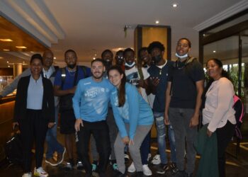 DSC9961 scaled De Surinaamse Zuid-Amerikaanse Jeugdspelen delegatie, is getroffen door Covid-19. Het gaat hier om twee atleten. Maandag heeft Chef de Mission, Desire Eendragt, dit bekend gemaakt. De eerste groep atleten (3x3 basketbal, beachvolleybal en zwemmen) zijn maandag vertrokken uit Rosario. Zondagavond hebben deze atleten zich onderworpen aan een Covid-19-test. Maandagmiddag is bekend gemaakt dat van de acht atleten en drie trainers, een atleet positief is getest. De atleet vertoonde geen symptomen van het Coranavirus. Eendragt heeft in samenspraak met de atleet, maandag weer een tweede test gedaan en die bleek ook positief te zijn. De rest van de atleten en trainers zijn negatief getest en vertrokken maandag richting Suriname. Als alles goed verloopt moeten ze 4 mei in Suriname terug zijn. “Er is een positieve test van een van de delegatieleden afgenomen, waardoor we het vertrek van die persoon moesten cancelen. Het cancelen brengt een heleboel zaken met zich mee, waarmee rekening moet worden gehouden voor wat betreft het verblijf en het latere vertrek van de atleet.” De hotelmanager en Eendragt hebben zaken in orde gemaakt voor de atleet, die in het hotel zal verblijven. Echter, zal de atleet de kamer niet mogen verlaten, doch zal het hotel  ervoor zorgen dat de atleet niets te kort komt. Chef de Mission geeft ook aan dat volgens de regels van het land (Argentinië) een persoon veertien dagen in quarantaine moet blijven. “Wij gaan de test na drie of vier dagen herhalen. Als het weer negatief uitvalt weten wij hoe hiermee om te gaan.” Chef de Mission maakt er gewag van dat in de tweede groep, die op 2 mei vertrok uit Suriname, zich ook een positief geteste atleet bevond. De delegatie is hierdoor zonder de atleet vertrokken uit Suriname. De tweede delegatie bestaat uit atleten van de sportonderdelen atletiek en badminton. “Wij hebben dit ook al doorgespeeld aan de organisatie.” Chef de Mission Eendragt zegt dat wat er ook gebeurt, hij geen enkel atleet of trainer alleen zal achterlaten in Argentinië. “Ik ga als laatste vertrekken uit Argentinië.”