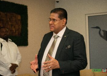 DSC 0021 President Chandrikapersad Santokhi is in de vroege ochtend van 17 augustus vertrokken naar Port of Spain in Trinidad en Tobago voor deelname aan de Agri-Investment Forum & Expo II. Volgens het staatshoofd is de Surinaamse agrosector van grote waarde bij de garantie van voedselzekerheid, niet alleen voor Suriname, maar ook voor de rest van de regio.