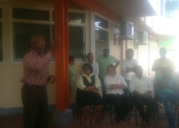 DSC 0446 De bond van de Medische Zending heeft de regering een ultimatum gesteld. “Als het personeel de 8 procent loonsverhoging met TWK niet uitbetaald krijgt uiterlijk 7 december, dan zullen we alles plat leggen”, zegt bondsvoorzitter Roy Haverkamp.