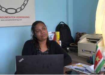 Dalger consumentenkring 3 “Veel mensen zullen niets merken aan de ‘oli moni karta’”, zegt ondervoorzitter Rachel Dalger van de Consumentenkring. De regering zal binnenkort deze kaart introduceren om benzine te subsidiëren.