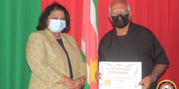 Krishna Mathoera huldigt 60 gepensioneerden