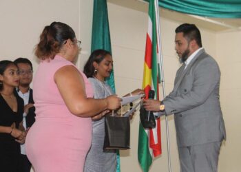 Diploma uitreking BiZa Het studiejaar 2021-2022 van het ministerie van Binnenlandse Zaken (BiZa) van de afdeling Vorming & Opleiding (V&O) is met de uitreiking van de diploma’s, officieel afgerond.