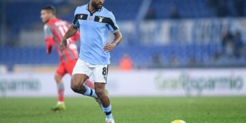 Djavan Anderson Djavan Anderson heeft zijn mogelijk debuut voor de Surinaamse nationale mannenvoetbalselectie on hold gezet. Enkele weken geleden leek zijn aanwinst als nieuwste diasporaspeler een beklonken ‘deal’, maar nu zijn er twijfels. Anderson is van zowel Surinaamse (moeder) als Jamaicaanse (vader) komaf. Naar verluidt stond hij al geruime tijd in beeld van de Jamaicanen, maar koos voor Suriname. Nu blijkt dat de multi inzetbare voetballer aan bondscoach Stanley Menzo om bedenktijd heeft gevraagd.