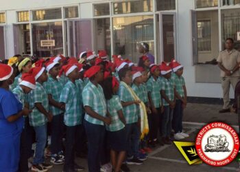 EBGS leerlingen zingen voor DC De boodschap van kerst overbrengen is het doel dat vele organisaties in deze periode van het jaar nastreven. Maar de Stichting Onderwijs der EBGS heeft daar een speciale activiteit voor.