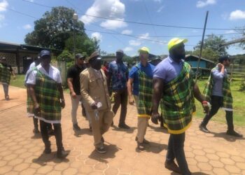 FB IMG 1661041229600 Minister Riad Nurmohamed van Openbare Werken (OW) heeft de meest voorkomende problemen in Pokigron en Atjoni aangehoord. Dit gebeurde tijdens zijn werkbezoek aan de gebieden in het district Sipaliwini.