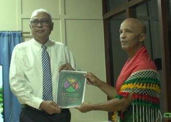 FOTO 03 In dit kader heeft hij op 8 augustus 2022, een gezamenlijke verklaring van belangenorganisaties en inheemsen uit het Amazonegebied overhandigd aan minister Silvano Tjon-Ahin. De verklaring is overgedragen namens Forum Social Pan-America (FOSPA) Suriname. De activist zegt dat er vanuit de overheid gewerkt dient te worden aan het terugdringen van houtkap, goudwinning en het terugdringen van kwikgebruik en andere schadelijke stoffen.