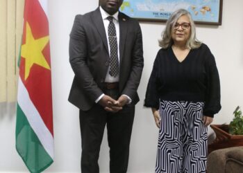 FOTO 1 kennismaking Columbiaanse Ambassadeur scaled De minister van Justitie en Politie (Juspol), Kenneth Amoksi. heeft woensdag 10 november formeel kennisgemaakt met de Colombiaanse ambassadeur Martha Cecilia Pinalla Perdomo.