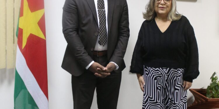 Colombiaanse ambassadeur op bezoek bij minister Juspol 1 FOTO 1 kennismaking Columbiaanse Ambassadeur scaled De minister van Justitie en Politie (Juspol), Kenneth Amoksi. heeft woensdag 10 november formeel kennisgemaakt met de Colombiaanse ambassadeur Martha Cecilia Pinalla Perdomo.