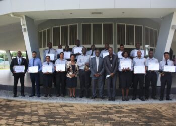 Foto 1 diploma uitreiking HOPA 17 dec 2021 scaled Minister Kenneth Amoksi is heel trots op het KPA. “Suriname is het eerste land binnen het Caribisch gebied dat met de opleiding op dit niveau is gestart.” De bewindsman haalde aan dat er nog sprake is van onderbezetting binnen de korpsen en dat er gestadig daaraan wordt gewerkt om die weg te werken. Minister Amoksi rekent op medewerking van de nieuwe officieren om van het Korps Penitentiaire Ambtenaren een stabiel korps te maken.