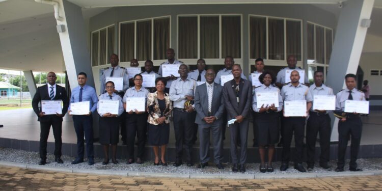 KPA rondt eerste hoge officierenopleiding met succes af 1 Foto 1 diploma uitreiking HOPA 17 dec 2021 scaled Minister Kenneth Amoksi is heel trots op het KPA. “Suriname is het eerste land binnen het Caribisch gebied dat met de opleiding op dit niveau is gestart.” De bewindsman haalde aan dat er nog sprake is van onderbezetting binnen de korpsen en dat er gestadig daaraan wordt gewerkt om die weg te werken. Minister Amoksi rekent op medewerking van de nieuwe officieren om van het Korps Penitentiaire Ambtenaren een stabiel korps te maken.