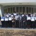 Foto 1 diploma uitreiking HOPA 17 dec 2021 scaled Minister Kenneth Amoksi is heel trots op het KPA. “Suriname is het eerste land binnen het Caribisch gebied dat met de opleiding op dit niveau is gestart.” De bewindsman haalde aan dat er nog sprake is van onderbezetting binnen de korpsen en dat er gestadig daaraan wordt gewerkt om die weg te werken. Minister Amoksi rekent op medewerking van de nieuwe officieren om van het Korps Penitentiaire Ambtenaren een stabiel korps te maken.