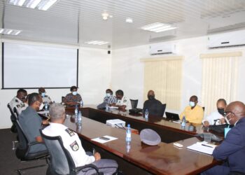 Foto 1 meeting met regiocommandanten KPS 6 dec scaled Tijdens een ontmoeting met de regiocommandanten van het Korps Politie Suriname (KPS) heeft minister van Justitie en Politie (Juspol), Kenneth Amoksi, bekendgemaakt dat men van start zal gaan met operatie ‘Veilig Suriname’. “Tijdens deze operatie zal de nadruk gelegd worden op preventie van vermogensdelicten zoals berovingen en inbraken. Ook zal de handhaving van de Covid-19-maatregelen opgevoerd worden. Verder zal gelet worden op het fenomeen van hangmensen”, zegt Juspol in een persbericht.