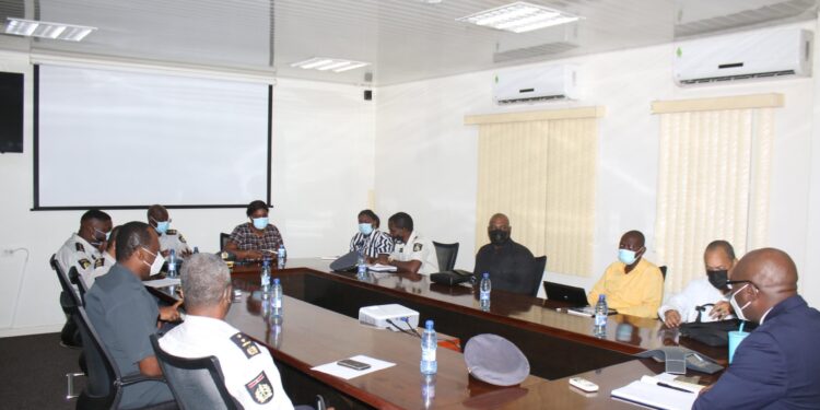 Operatie ‘Veilig Suriname’ van start 1 Foto 1 meeting met regiocommandanten KPS 6 dec scaled Tijdens een ontmoeting met de regiocommandanten van het Korps Politie Suriname (KPS) heeft minister van Justitie en Politie (Juspol), Kenneth Amoksi, bekendgemaakt dat men van start zal gaan met operatie ‘Veilig Suriname’. “Tijdens deze operatie zal de nadruk gelegd worden op preventie van vermogensdelicten zoals berovingen en inbraken. Ook zal de handhaving van de Covid-19-maatregelen opgevoerd worden. Verder zal gelet worden op het fenomeen van hangmensen”, zegt Juspol in een persbericht.